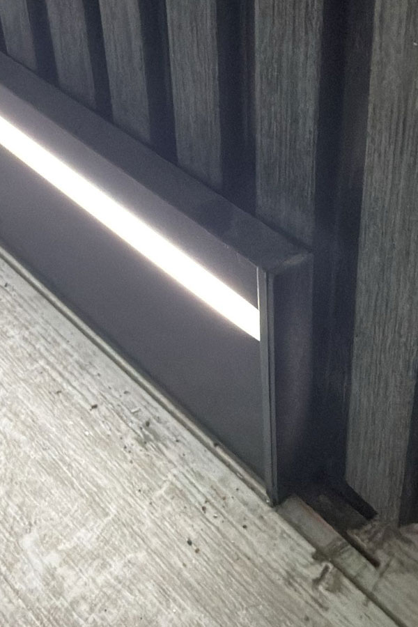 LED’li Süpürgelik Bitiş Aparatı LED’li Süpürgelik Bitiş Aparatı